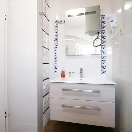 Rajski Dvor 1 *