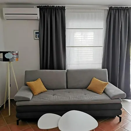 Rajski Dvor 1 בול