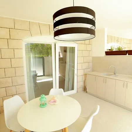 Rajski Dvor 1 בול