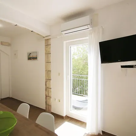 Rajski Dvor 1 בול